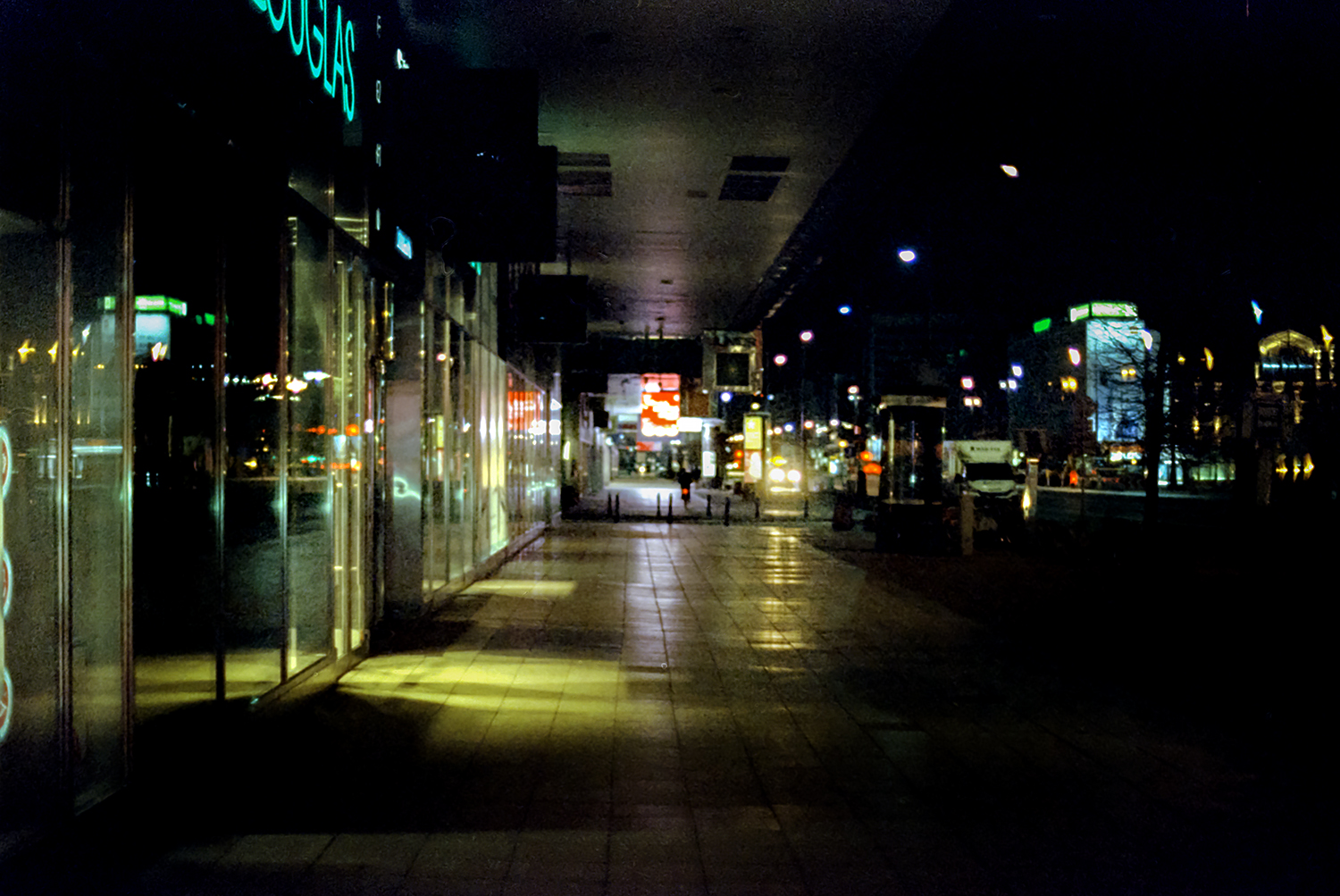 Nikon F5 | Kodak Vision 3 500T @1000 | ECN-2 24*C 15min.